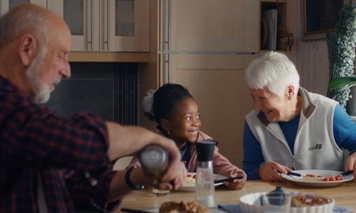 Bilde av familie ved frokostbordet