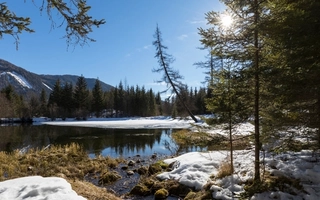 Snøsmelting ved et vann